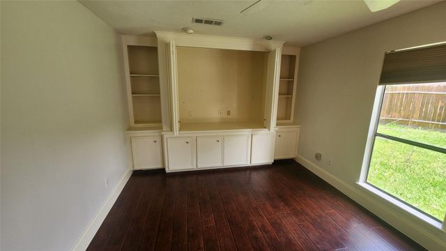 2127 Manor Green Drive, Houston, TX 77077