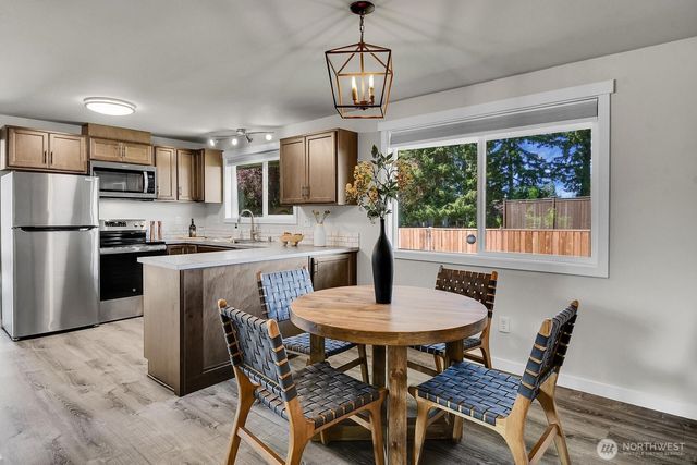 8305 214th Place SW, Edmonds, WA 98026