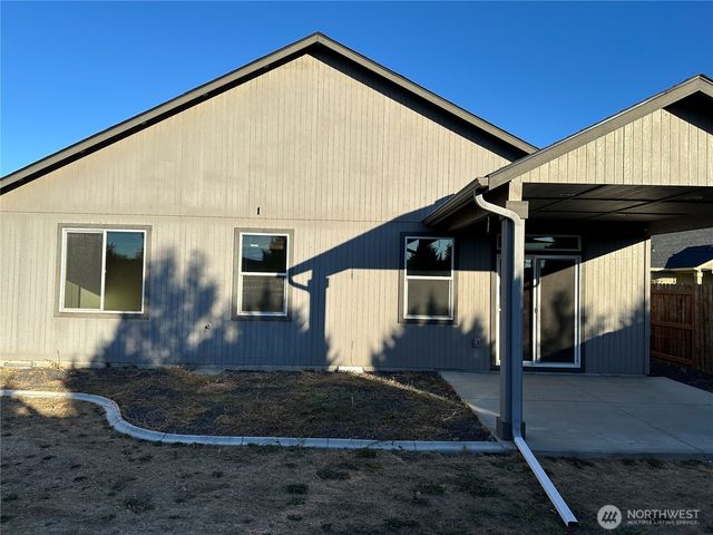 720 S Lakeland Drive, Moses Lake, WA 98837