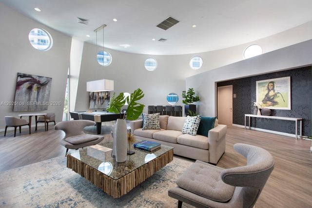 6000 Collins Ave 108, Miami Beach, FL 33140