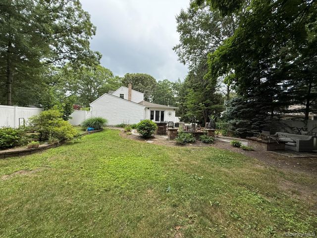 8 Woodbury Road, Farmingville, NY 11738