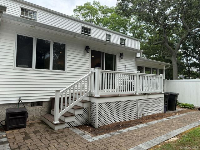 8 Woodbury Road, Farmingville, NY 11738