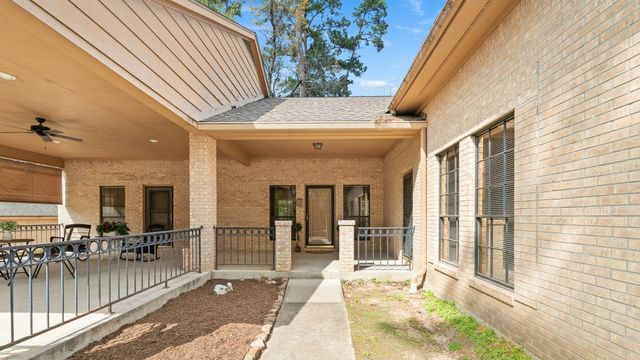 105 Greenbriar Drive, Conroe, TX 77356