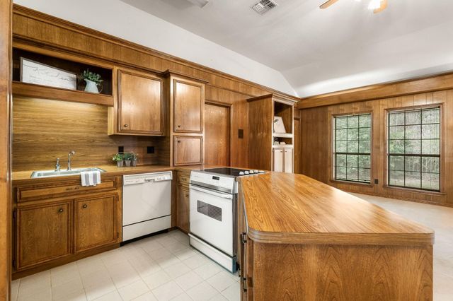 105 Greenbriar Drive, Conroe, TX 77356