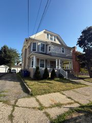 87 Manhattan Avenue 2nd floor, Bridgeport, CT 06606