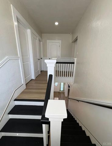 209 E 11th Street, Hanford, CA 93230