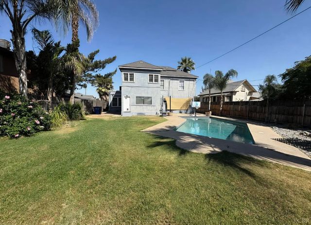 209 E 11th Street, Hanford, CA 93230