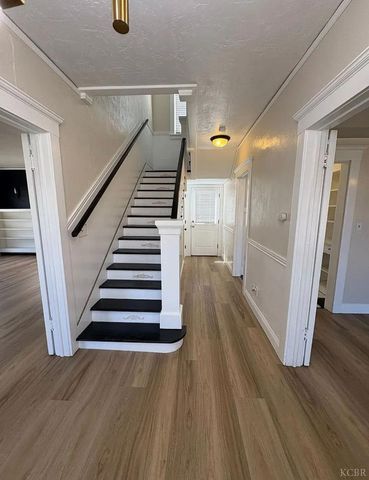 209 E 11th Street, Hanford, CA 93230