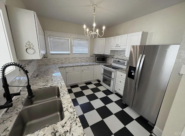 209 E 11th Street, Hanford, CA 93230