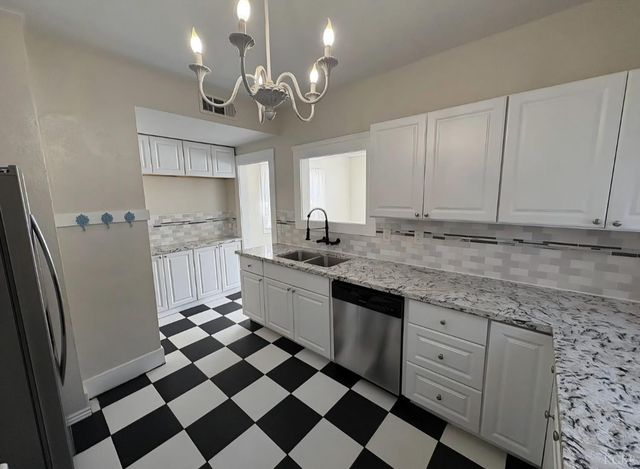 209 E 11th Street, Hanford, CA 93230