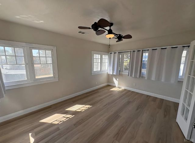 209 E 11th Street, Hanford, CA 93230