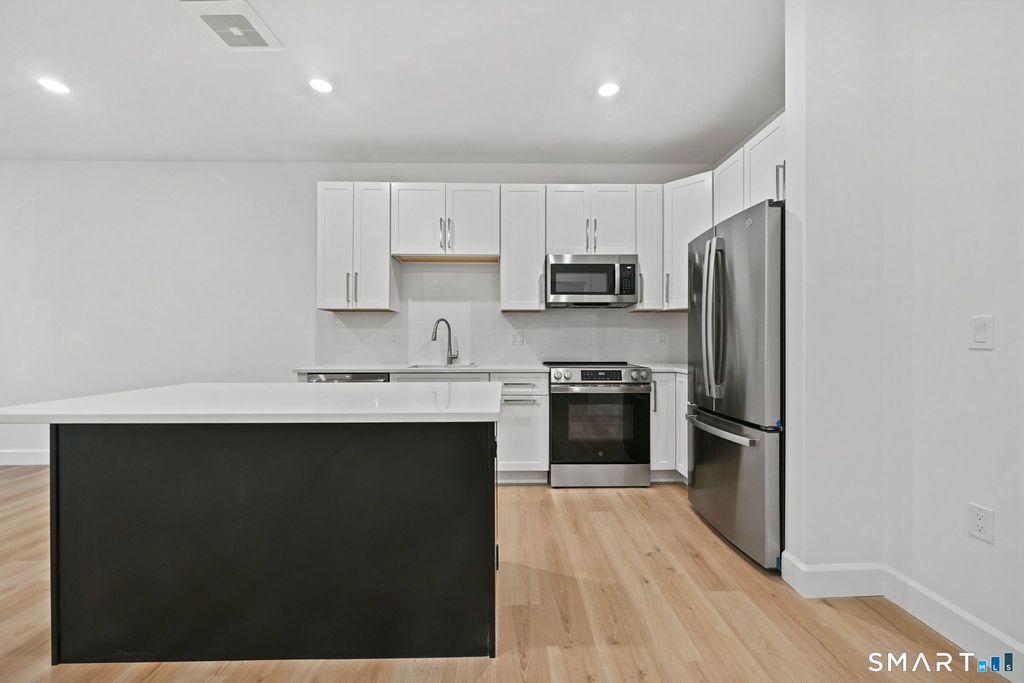 131 Beach Road 210, Fairfield, CT 06824