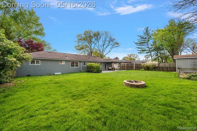 45503 Klingkammer Street, Utica, MI 48317