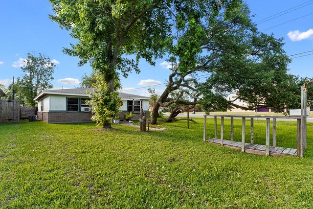 504 S 9th St, Aransas Pass, TX 78336