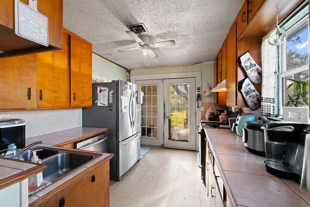 504 S 9th St, Aransas Pass, TX 78336