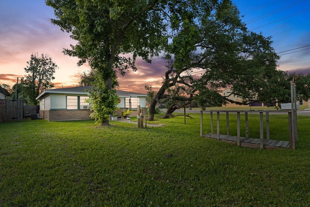 504 S 9th St, Aransas Pass, TX 78336