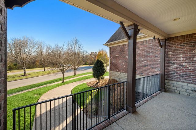 607 Locust Creek Boulevard, Louisville, KY 40245