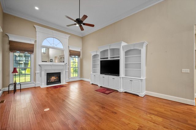 607 Locust Creek Boulevard, Louisville, KY 40245