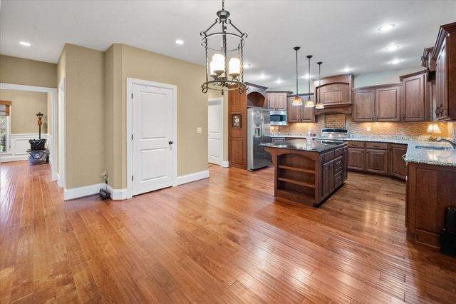 607 Locust Creek Boulevard, Louisville, KY 40245