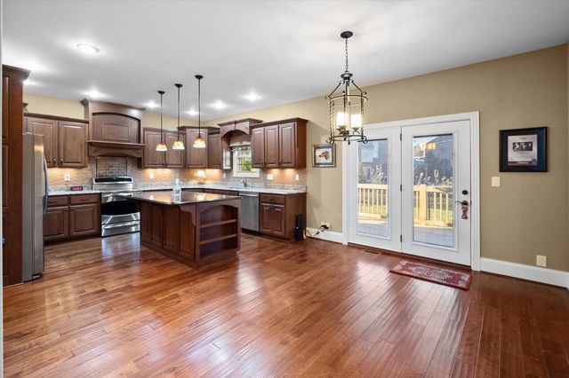 607 Locust Creek Boulevard, Louisville, KY 40245