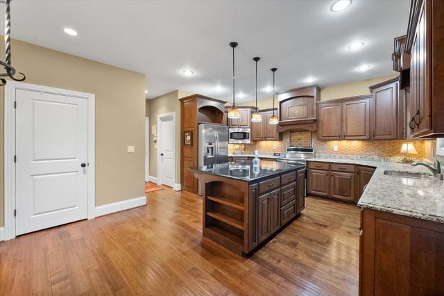 607 Locust Creek Boulevard, Louisville, KY 40245