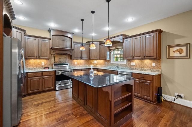 607 Locust Creek Boulevard, Louisville, KY 40245