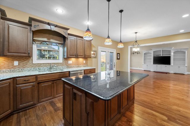 607 Locust Creek Boulevard, Louisville, KY 40245