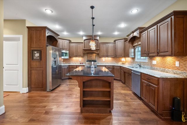 607 Locust Creek Boulevard, Louisville, KY 40245