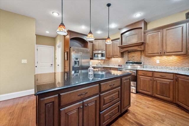 607 Locust Creek Boulevard, Louisville, KY 40245