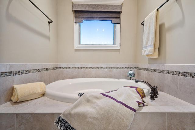 607 Locust Creek Boulevard, Louisville, KY 40245