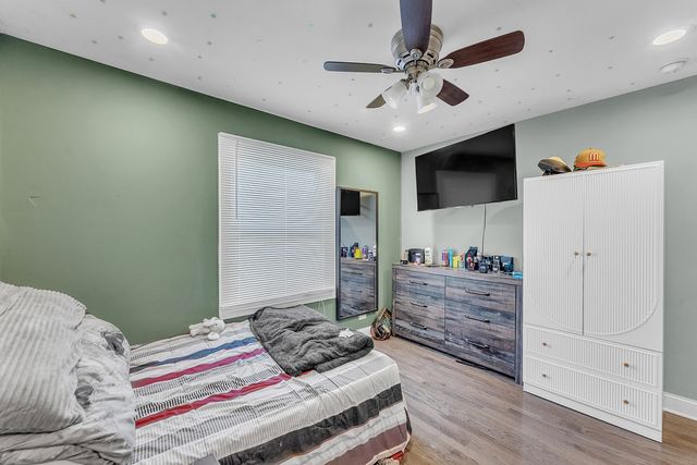 8614 Lakeview Avenue, Crystal Lake, IL 60014