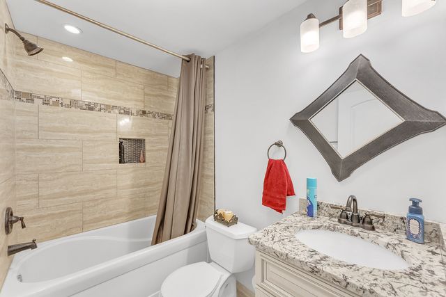 8614 Lakeview Avenue, Crystal Lake, IL 60014