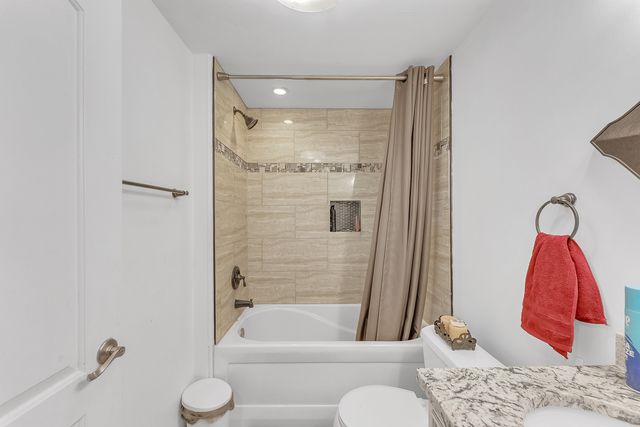 8614 Lakeview Avenue, Crystal Lake, IL 60014