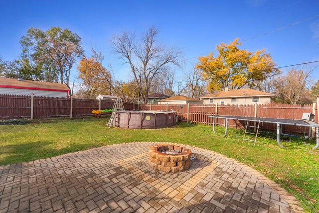 8614 Lakeview Avenue, Crystal Lake, IL 60014