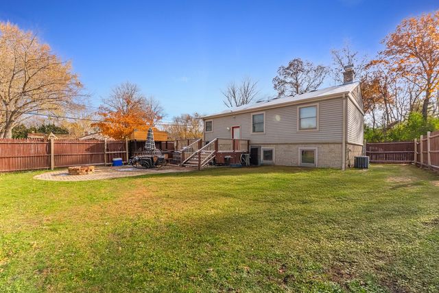 8614 Lakeview Avenue, Crystal Lake, IL 60014