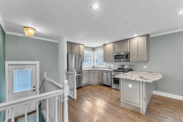 8614 Lakeview Avenue, Crystal Lake, IL 60014