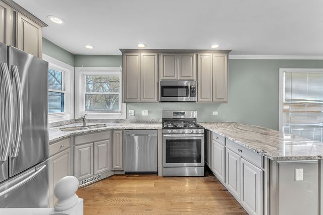 8614 Lakeview Avenue, Crystal Lake, IL 60014