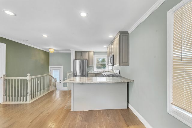 8614 Lakeview Avenue, Crystal Lake, IL 60014