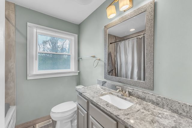 8614 Lakeview Avenue, Crystal Lake, IL 60014