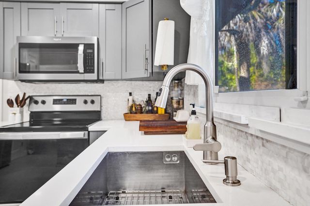 201 SE 24 Avenue, Boynton Beach, FL 33435