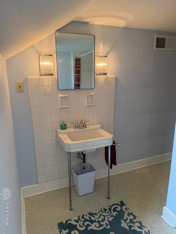 221 Grandon Road, Oakwood, OH 45419