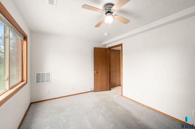 7247 W Chesapeake Ln Lane, Sioux Falls, SD 57106