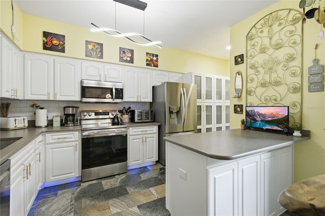 302 BUCKINGHAM PLACE, Palm Harbor, FL 34684