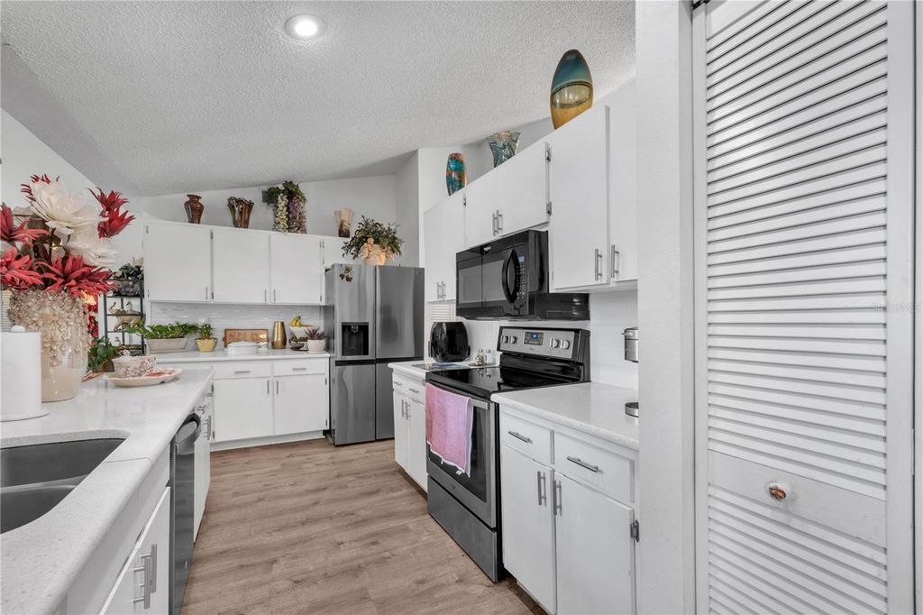 Image 11 of property listing at 2114 W HANNA AVENUE, Tampa, FL 33604