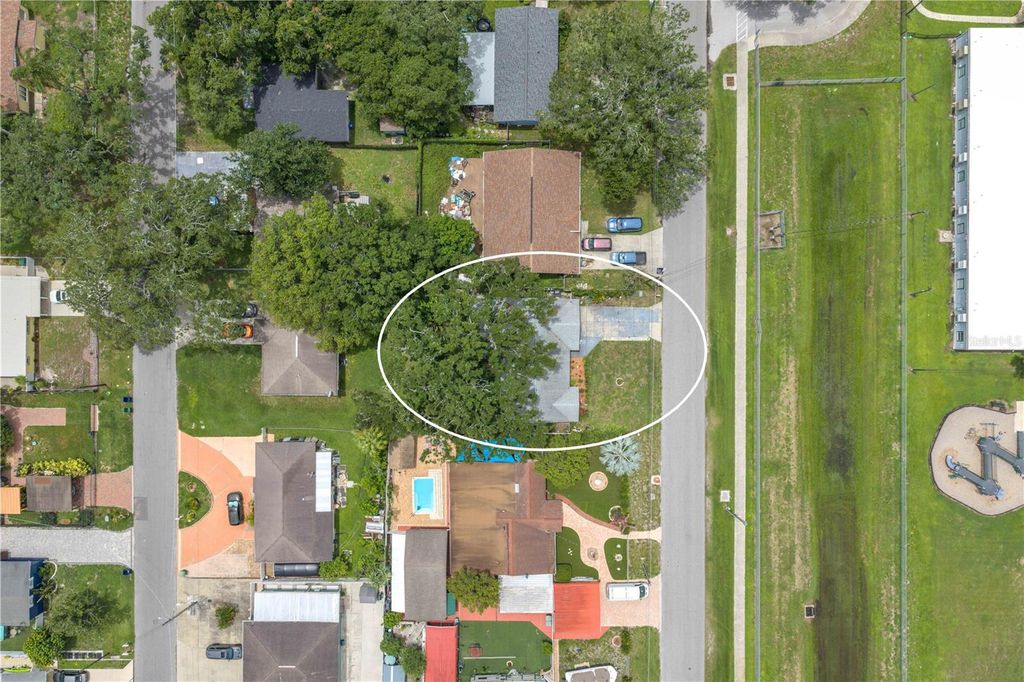 Image 27 of property listing at 2114 W HANNA AVENUE, Tampa, FL 33604