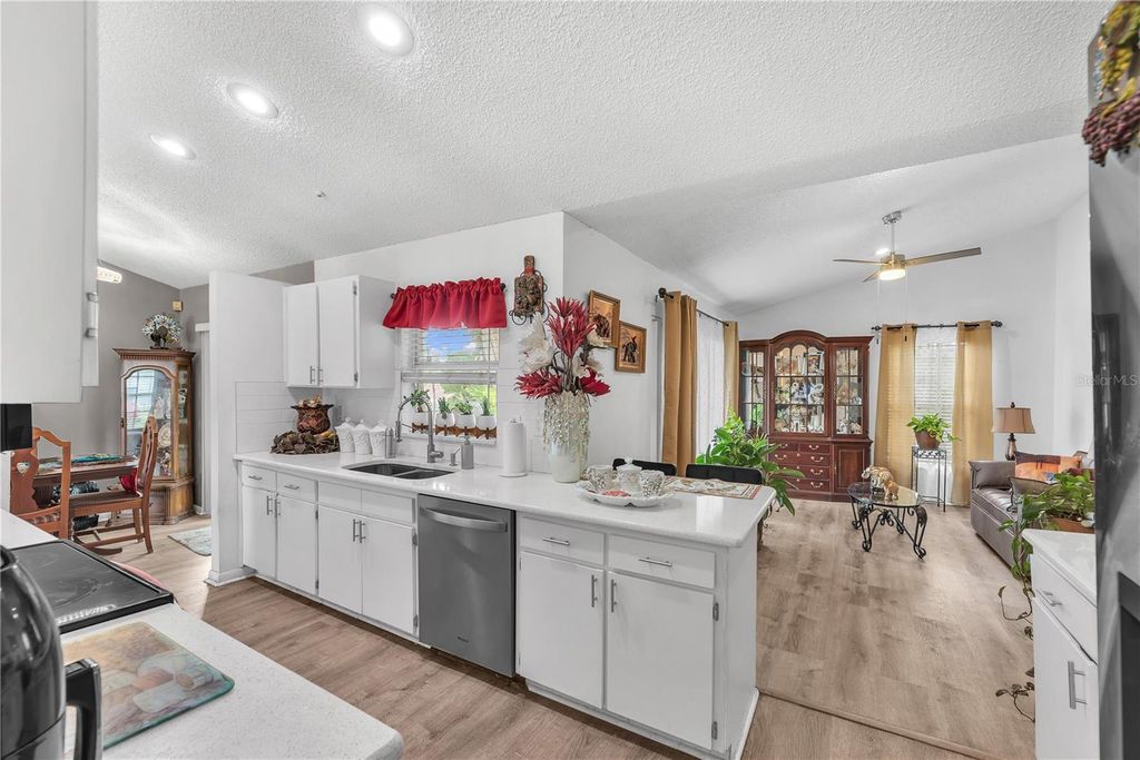Image 8 of property listing at 2114 W HANNA AVENUE, Tampa, FL 33604