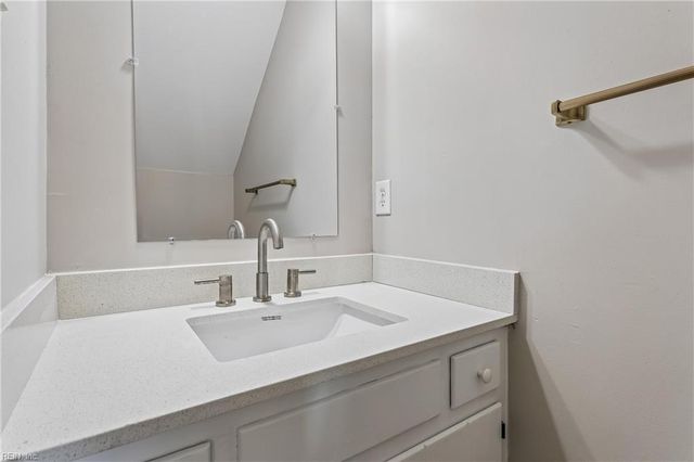 9 Winder CRES, Newport News, VA 23606
