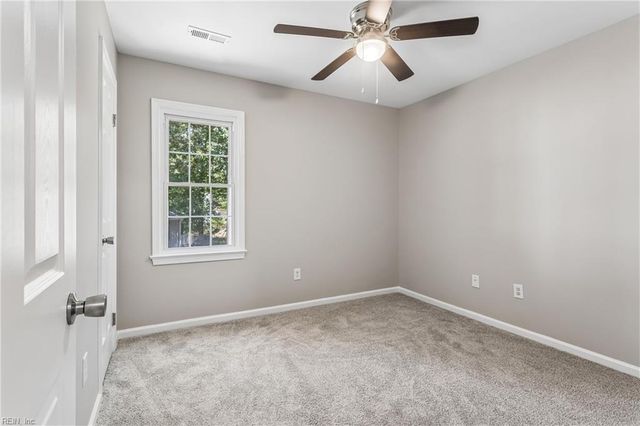 9 Winder CRES, Newport News, VA 23606