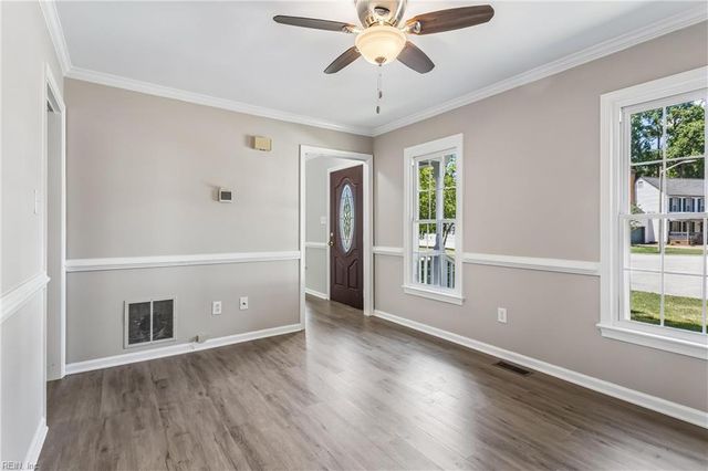 9 Winder CRES, Newport News, VA 23606