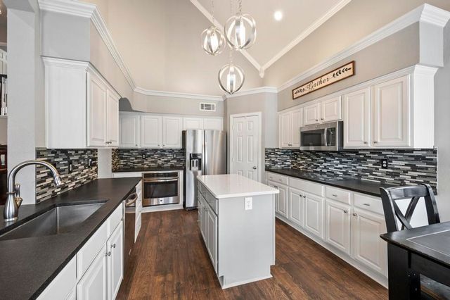 829 Forest Hollow Drive, Hurst, TX 76053